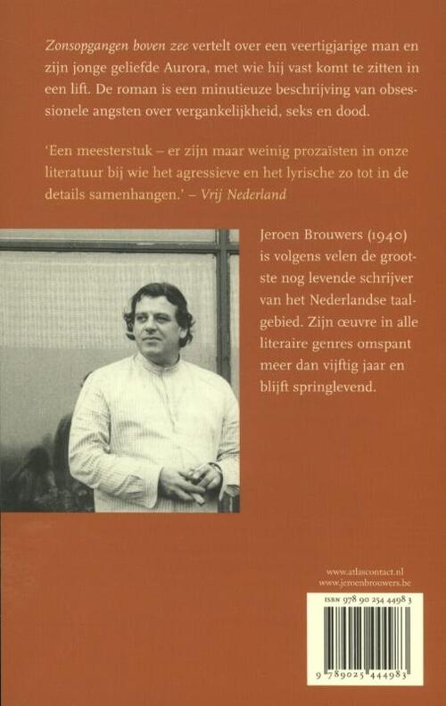 Zonsopgangen boven zee