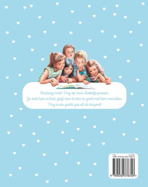 Tiny past op haar broertje