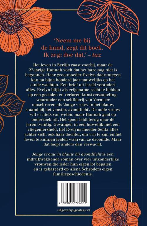 Jonge vrouw in blauw bij avondlicht