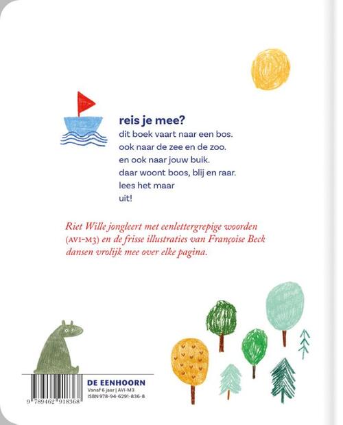 Een boot vaart naar het bos