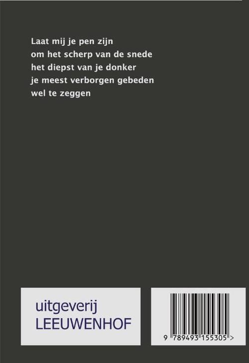 Blote voeten op zwarte aarde