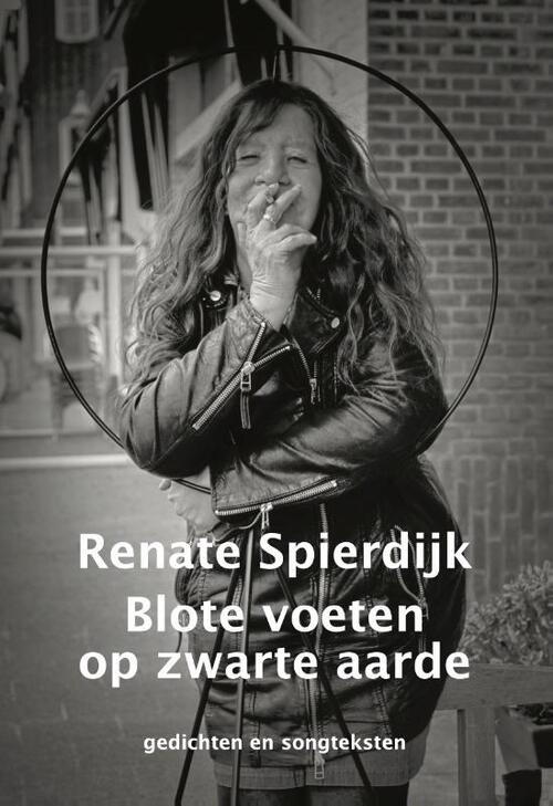 Blote voeten op zwarte aarde