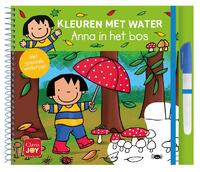 Kleuren met water. Anna in het bos