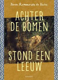 Achter de bomen stond een leeuw