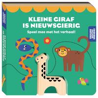 Kleine giraf is nieuwsgierig